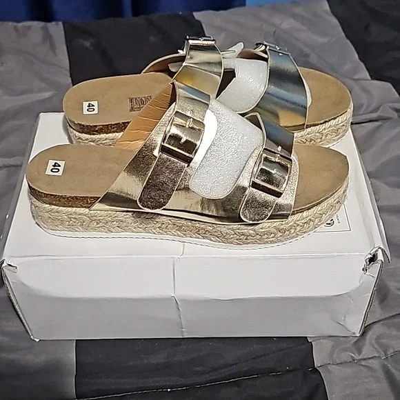 NEW Gold Metallic Sandal Espadrilles Sz 8 Fashion New in Box - Picture 2 of 4